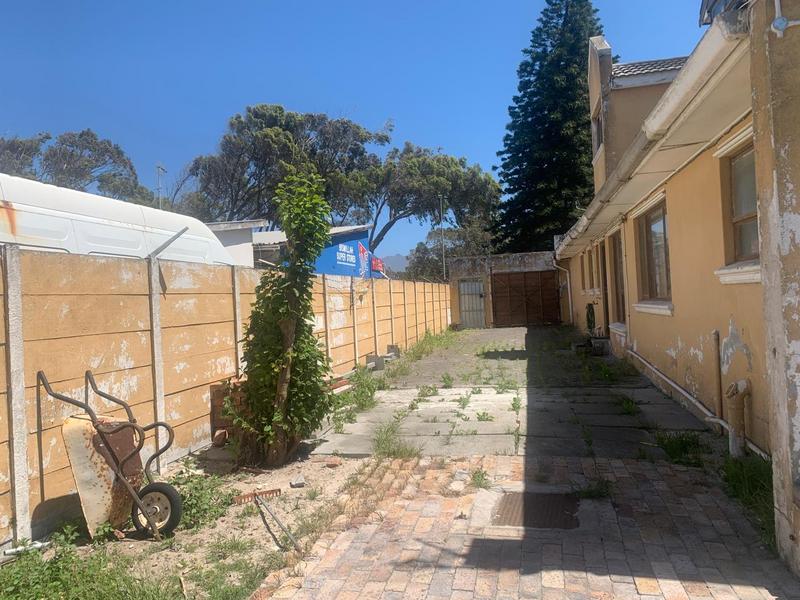 6 Bedroom Property for Sale in Grassy Park Western Cape